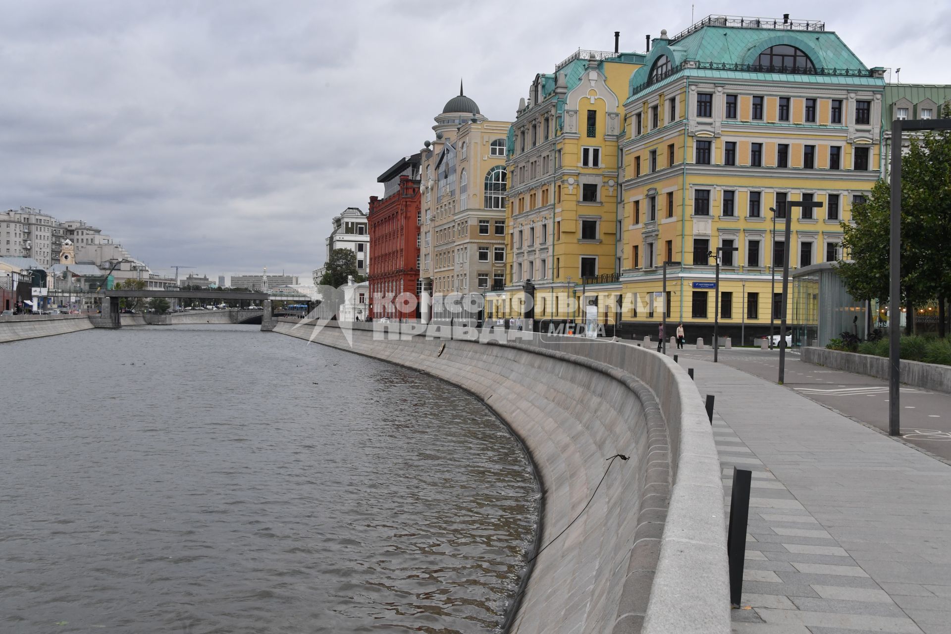 Москва.  Вид на Якиманскую набережную.