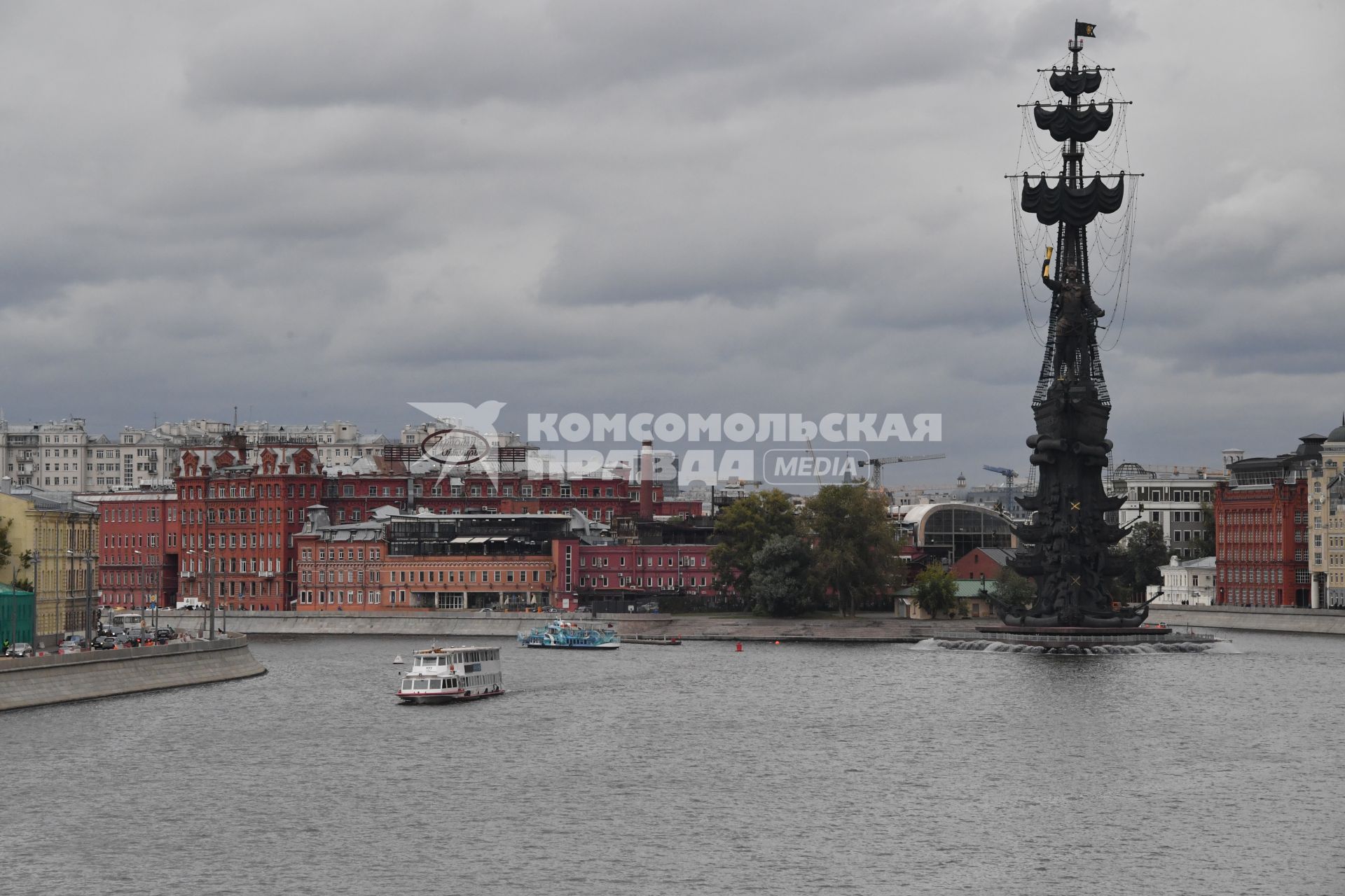 Москва.    Вид на  памятник Петру I и Берсеневскую набережную.