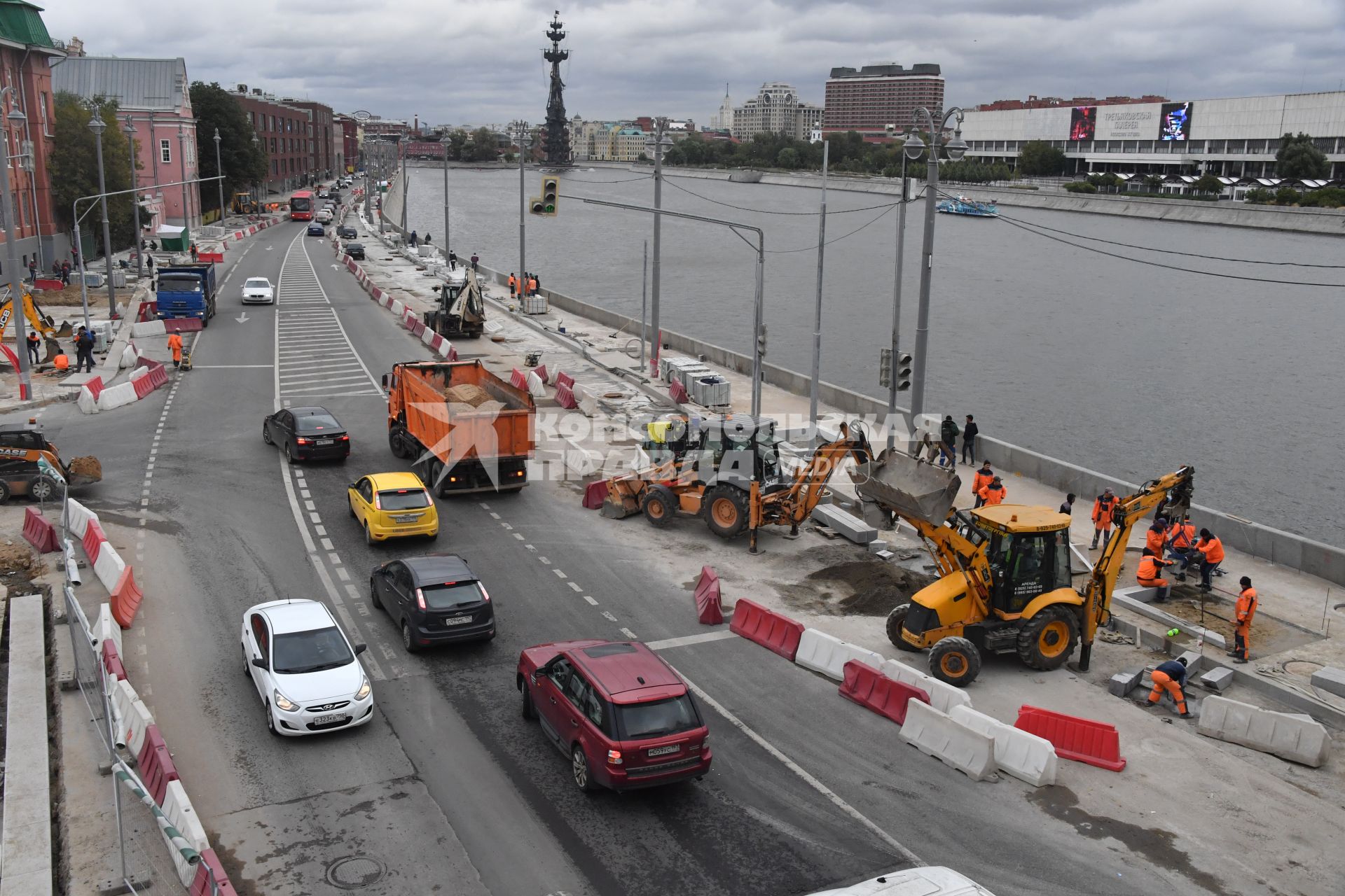 Москва.   Дорожные работы по укладке пешеходной плитки на Пречистенской набережной.