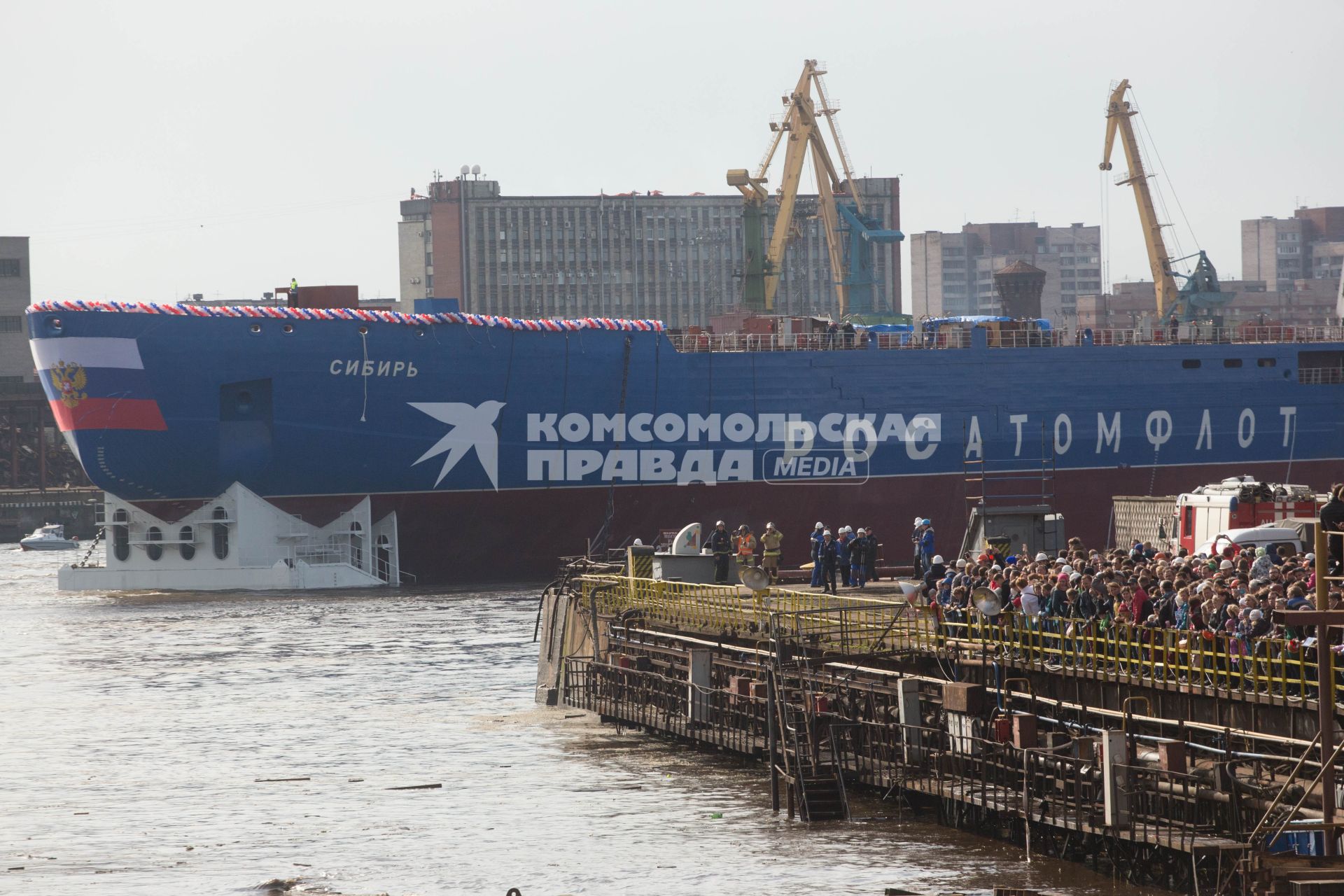 Санкт-Петербург. Церемония спуска на воду корпуса атомного ледокола `Сибирь` класса  класса ЛК-60Я на Балтийском заводе.