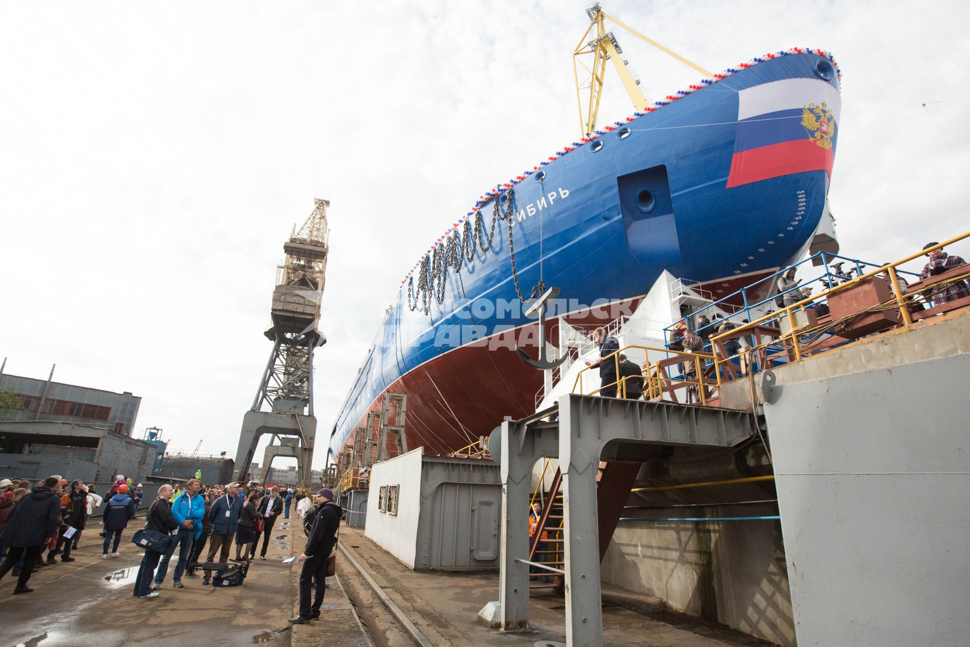 Санкт-Петербург. Церемония спуска на воду корпуса атомного ледокола `Сибирь` класса  класса ЛК-60Я на Балтийском заводе.