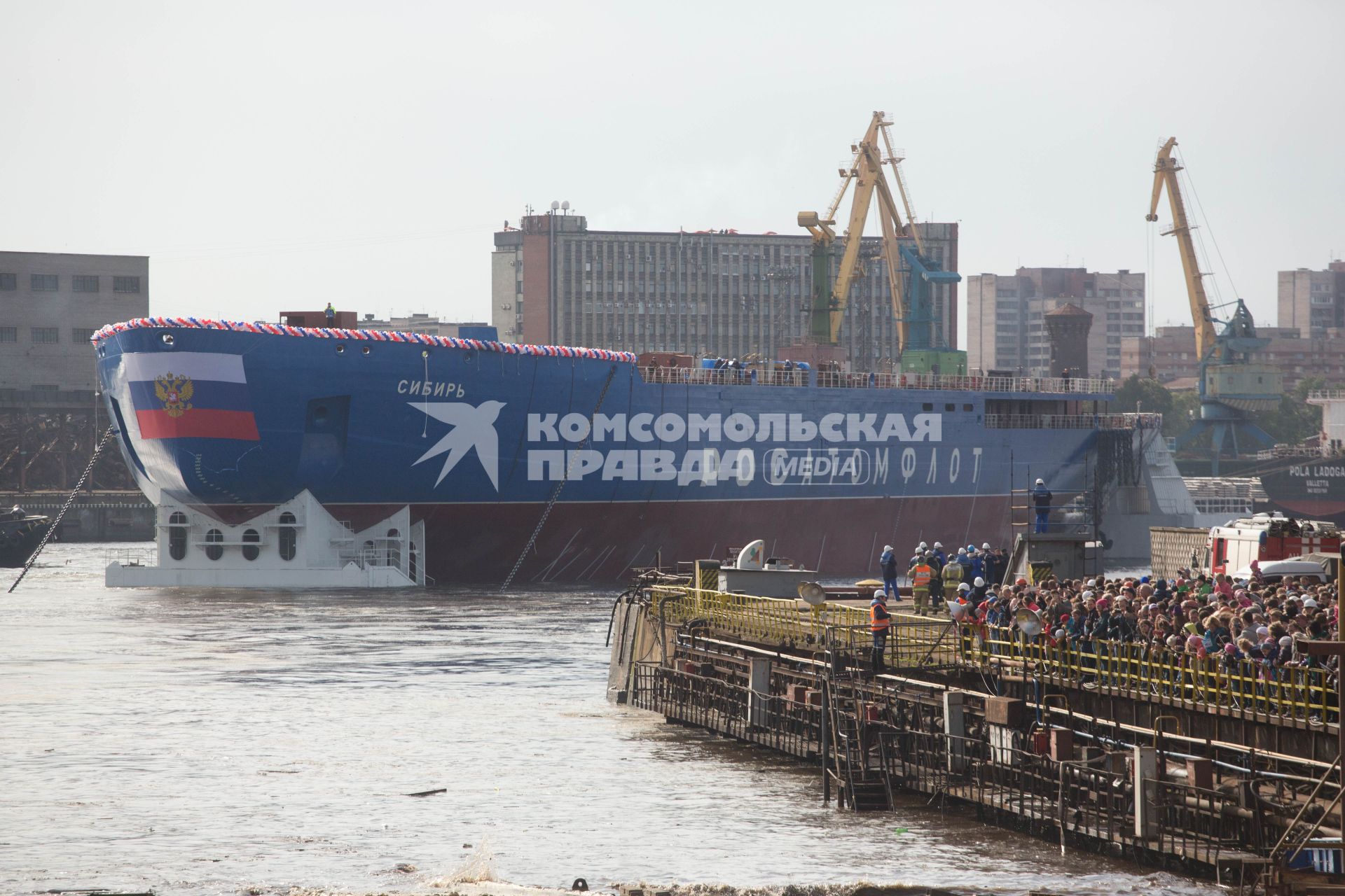 Санкт-Петербург. Церемония спуска на воду корпуса атомного ледокола `Сибирь` класса  класса ЛК-60Я на Балтийском заводе.