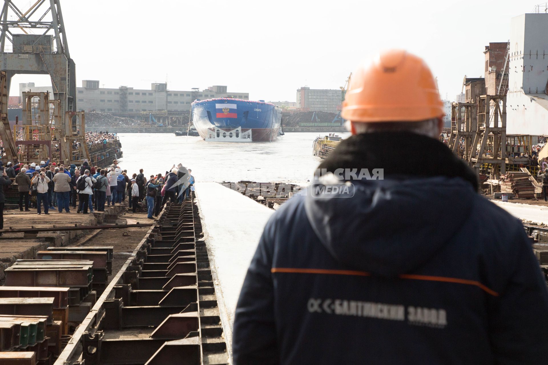 Санкт-Петербург. Церемония спуска на воду корпуса атомного ледокола `Сибирь` класса  класса ЛК-60Я на Балтийском заводе.