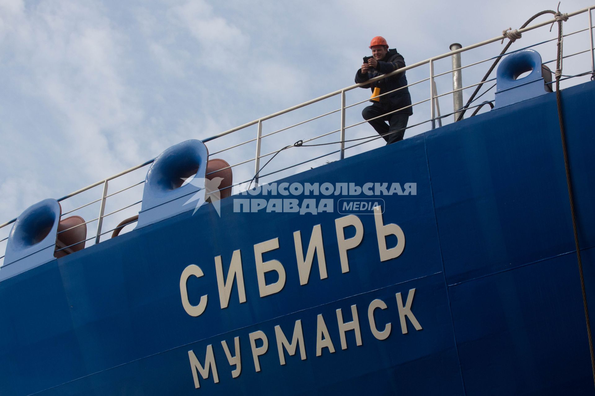 Санкт-Петербург. Церемония спуска на воду корпуса атомного ледокола `Сибирь` класса  класса ЛК-60Я на Балтийском заводе.