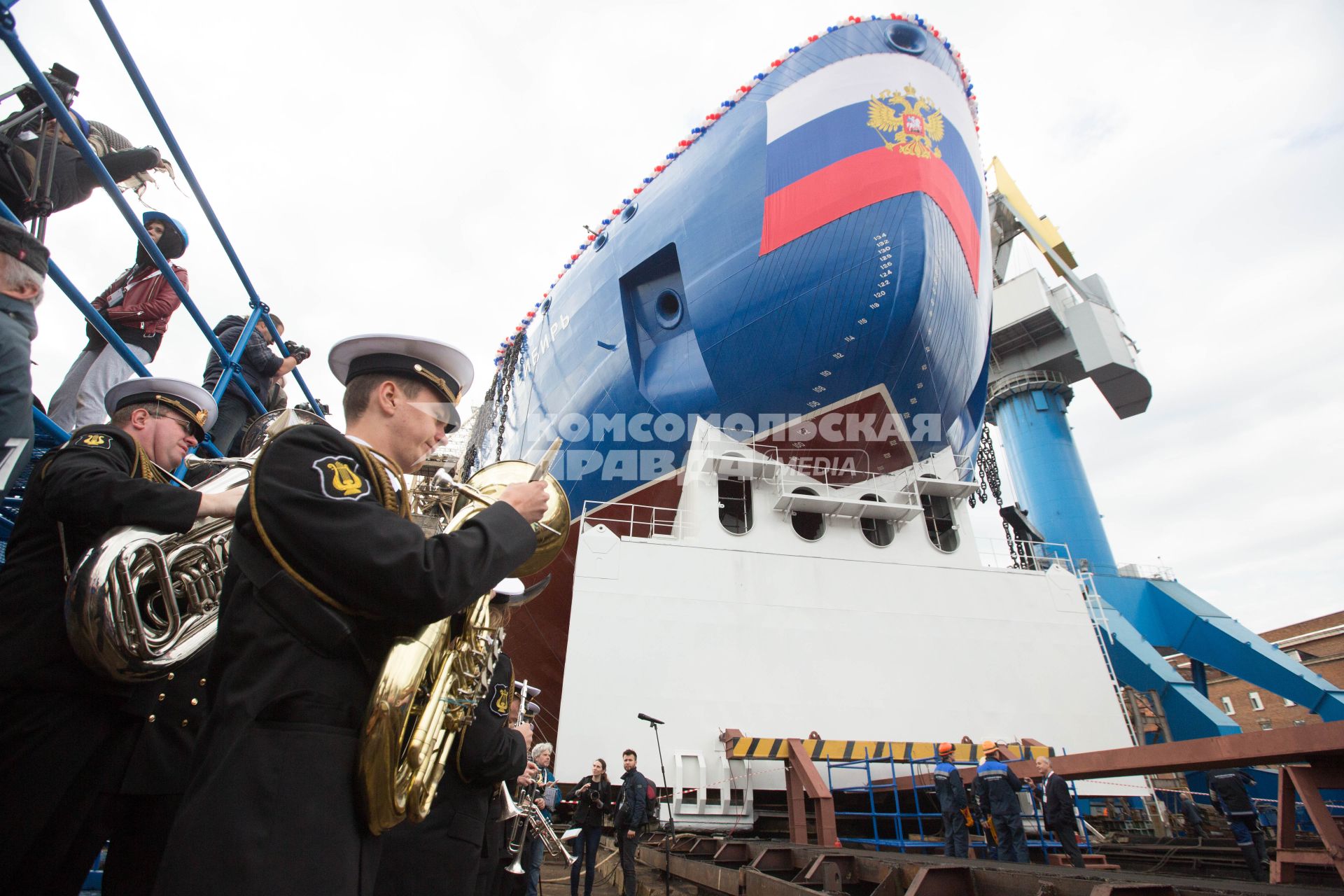 Санкт-Петербург. Церемония спуска на воду корпуса атомного ледокола `Сибирь` класса  класса ЛК-60Я на Балтийском заводе.