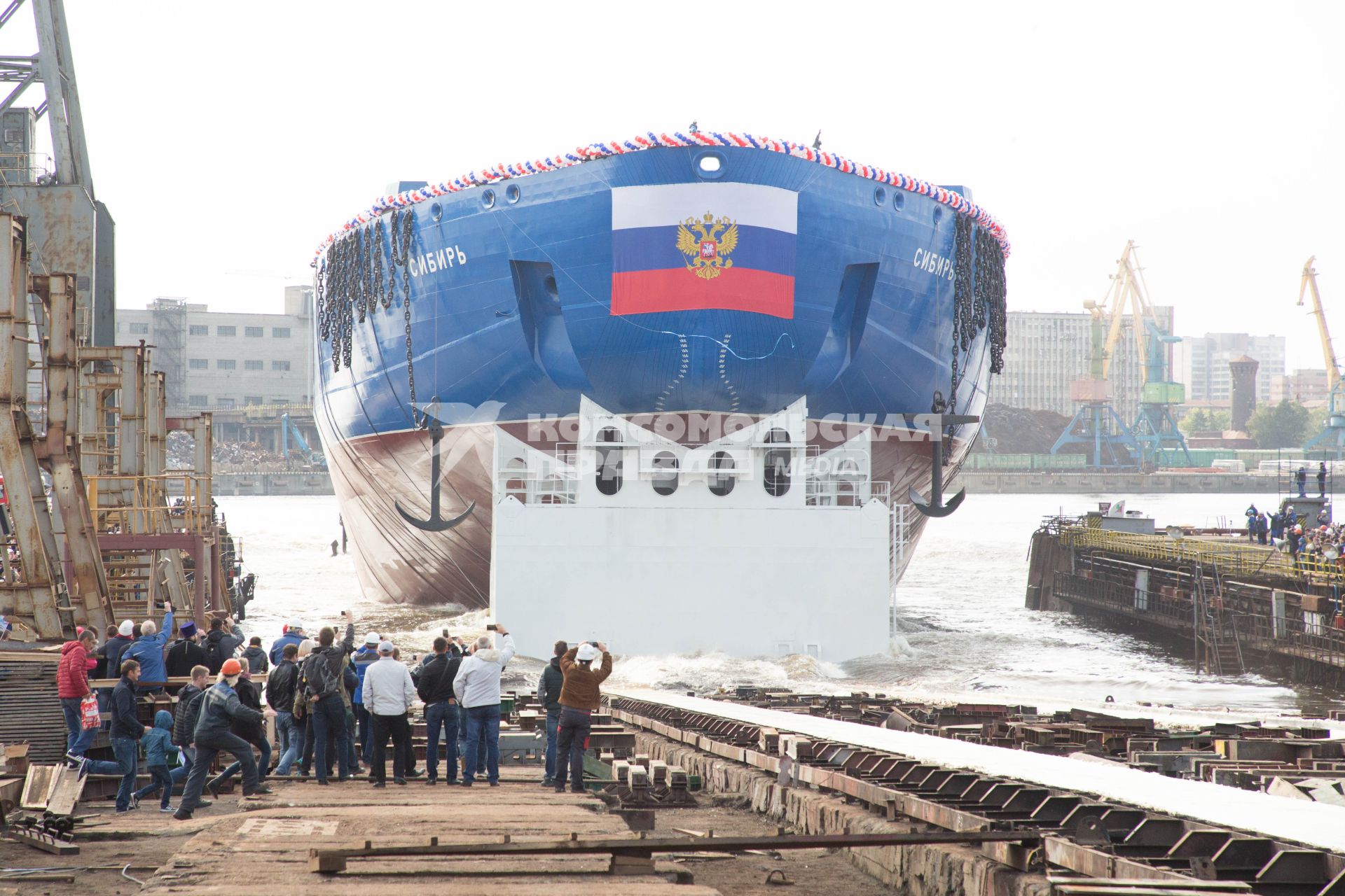 Санкт-Петербург. Церемония спуска на воду корпуса атомного ледокола `Сибирь` класса  класса ЛК-60Я на Балтийском заводе.