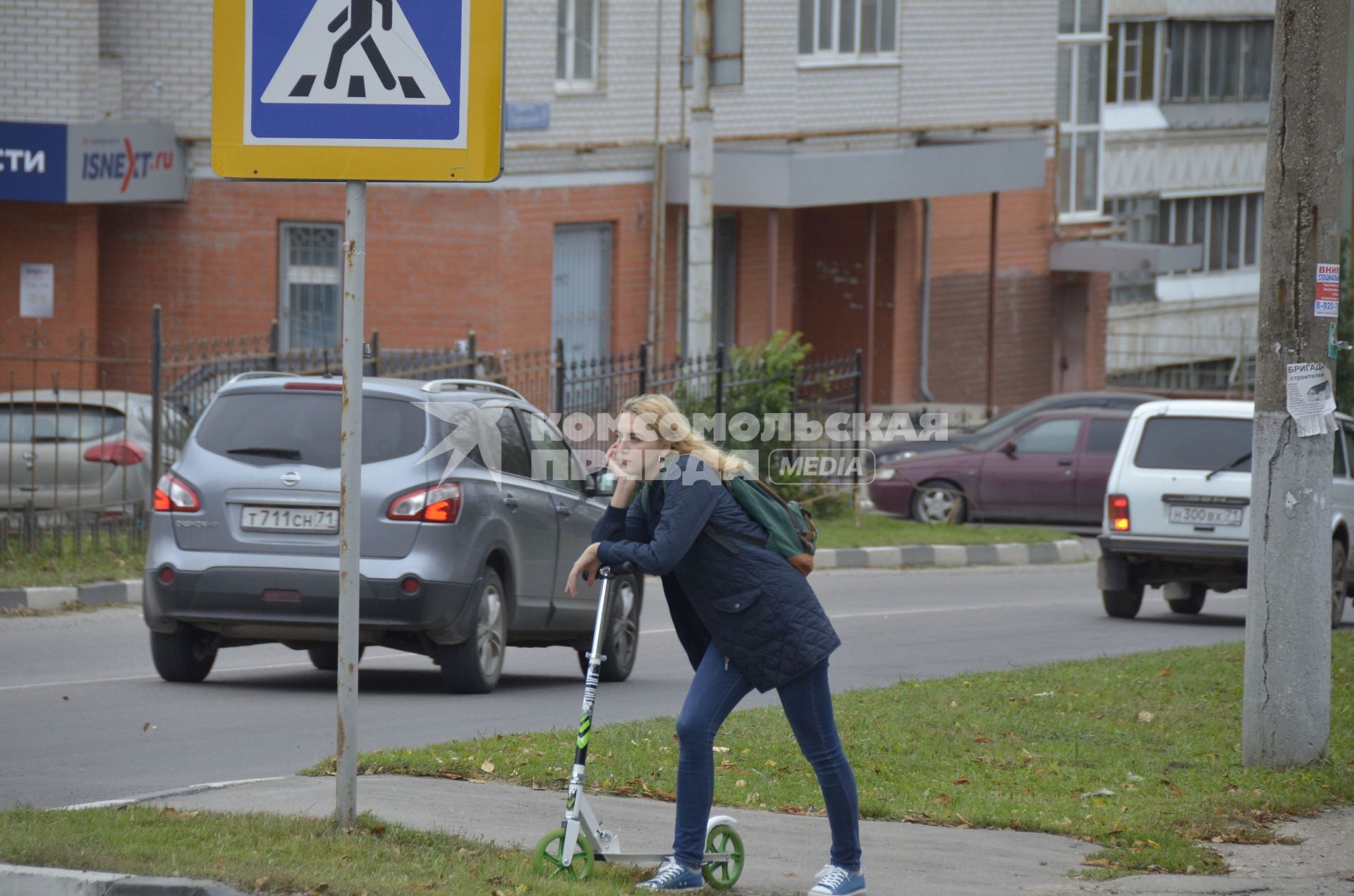 Тула. Девушка на самокате едет по городу.