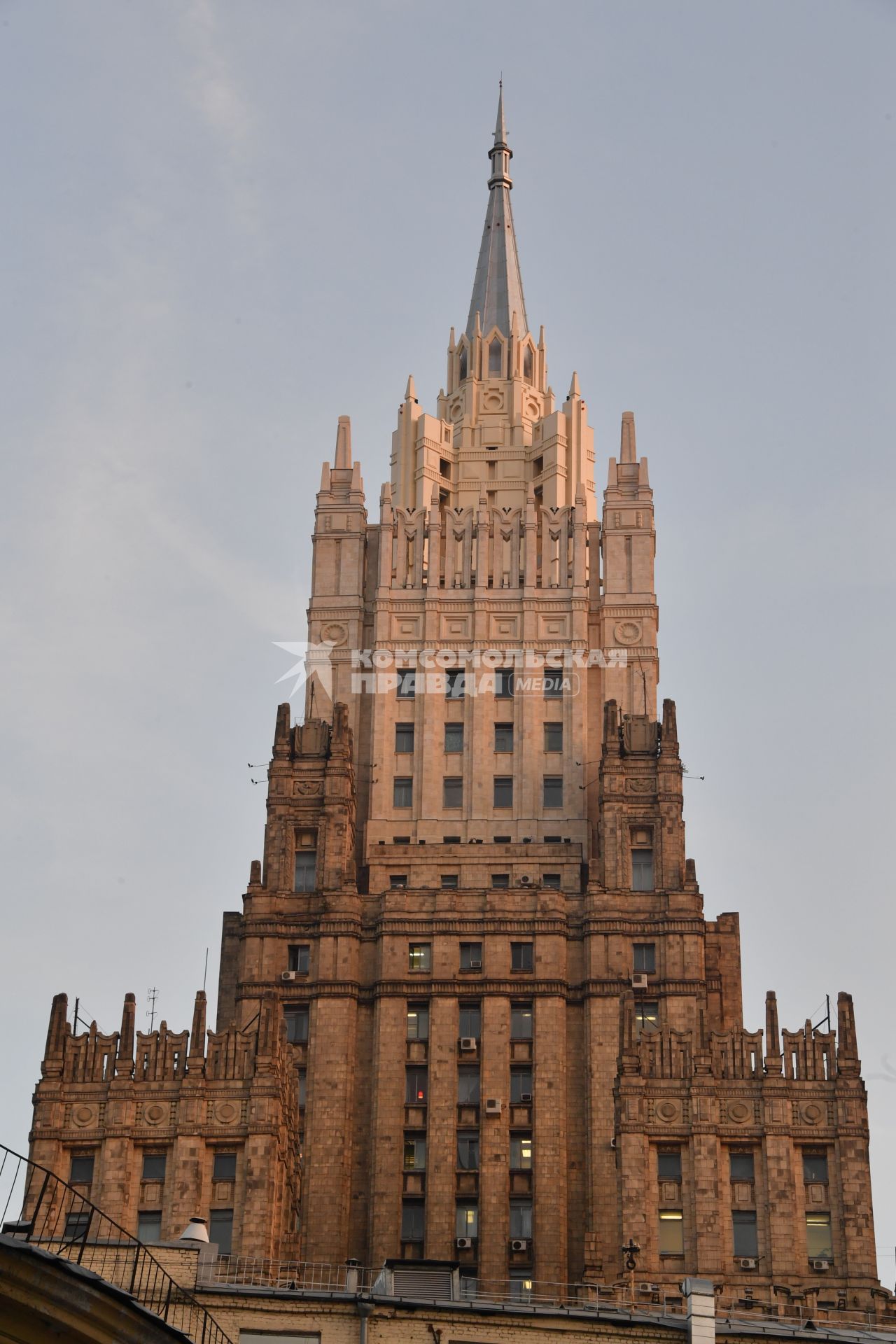 Москва. Вид на здание МИД РФ на Смоленской площади с отреставрированным шпилем.