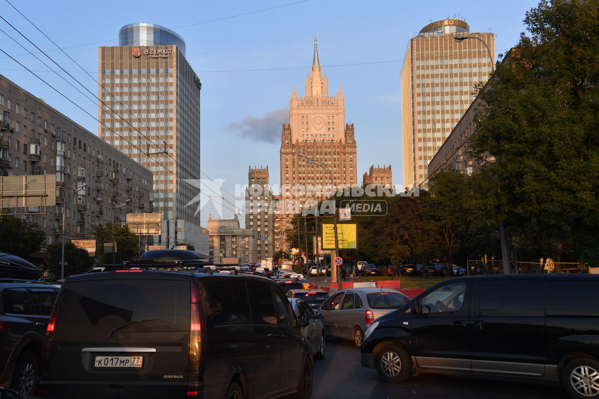 Москва. Вид на здание МИД РФ на Смоленской площади с отреставрированным шпилем.