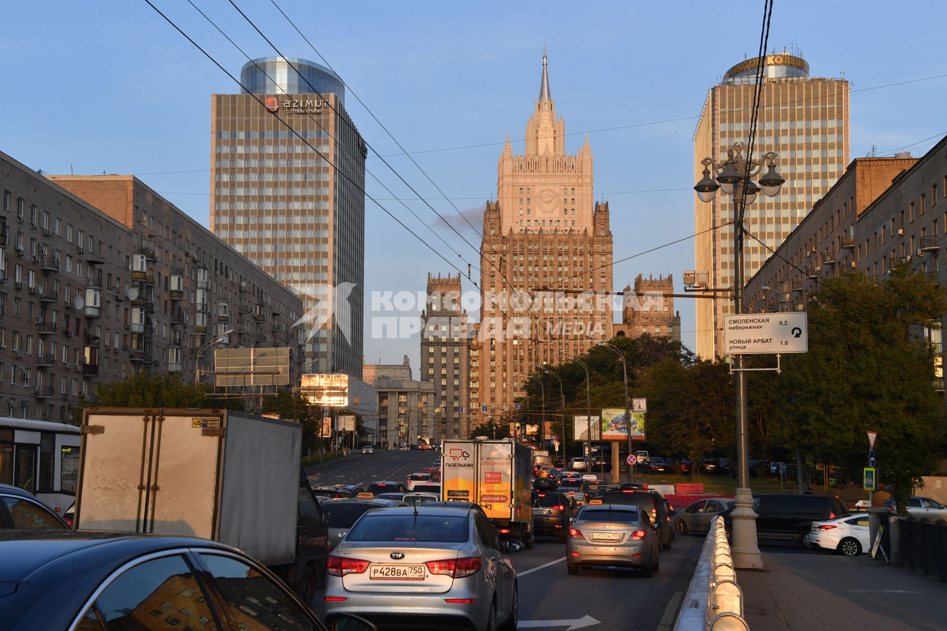 Москва. Вид на здание МИД РФ на Смоленской площади с отреставрированным шпилем.