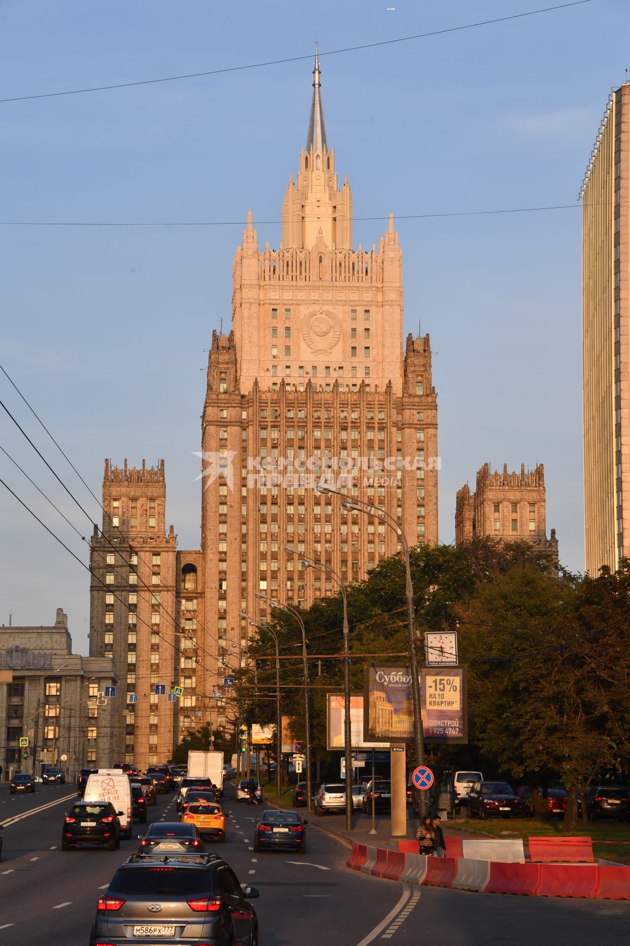 Москва. Вид на здание МИД РФ на Смоленской площади с отреставрированным шпилем.