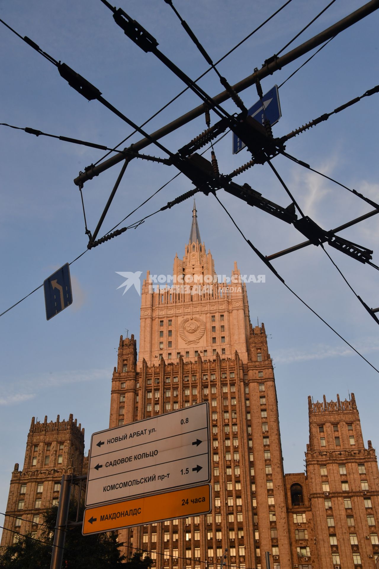 Москва. Вид на здание МИД РФ на Смоленской площади с отреставрированным шпилем.