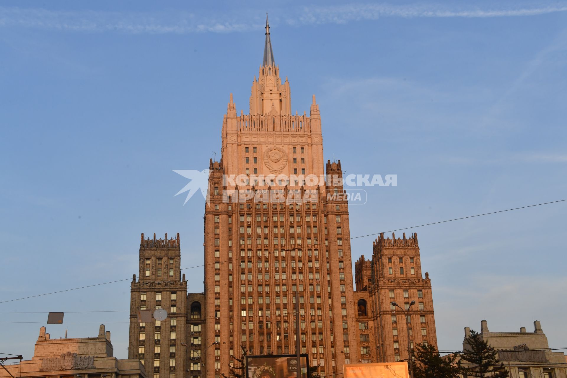 Москва. Вид на здание МИД РФ на Смоленской площади с отреставрированным шпилем.