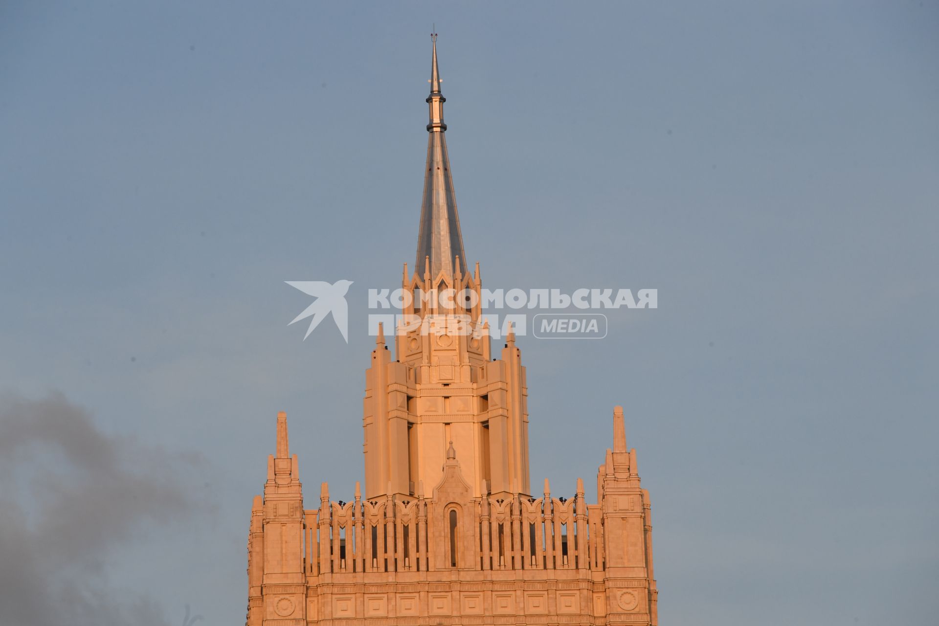 Москва. Вид на здание МИД РФ на Смоленской площади с отреставрированным шпилем.