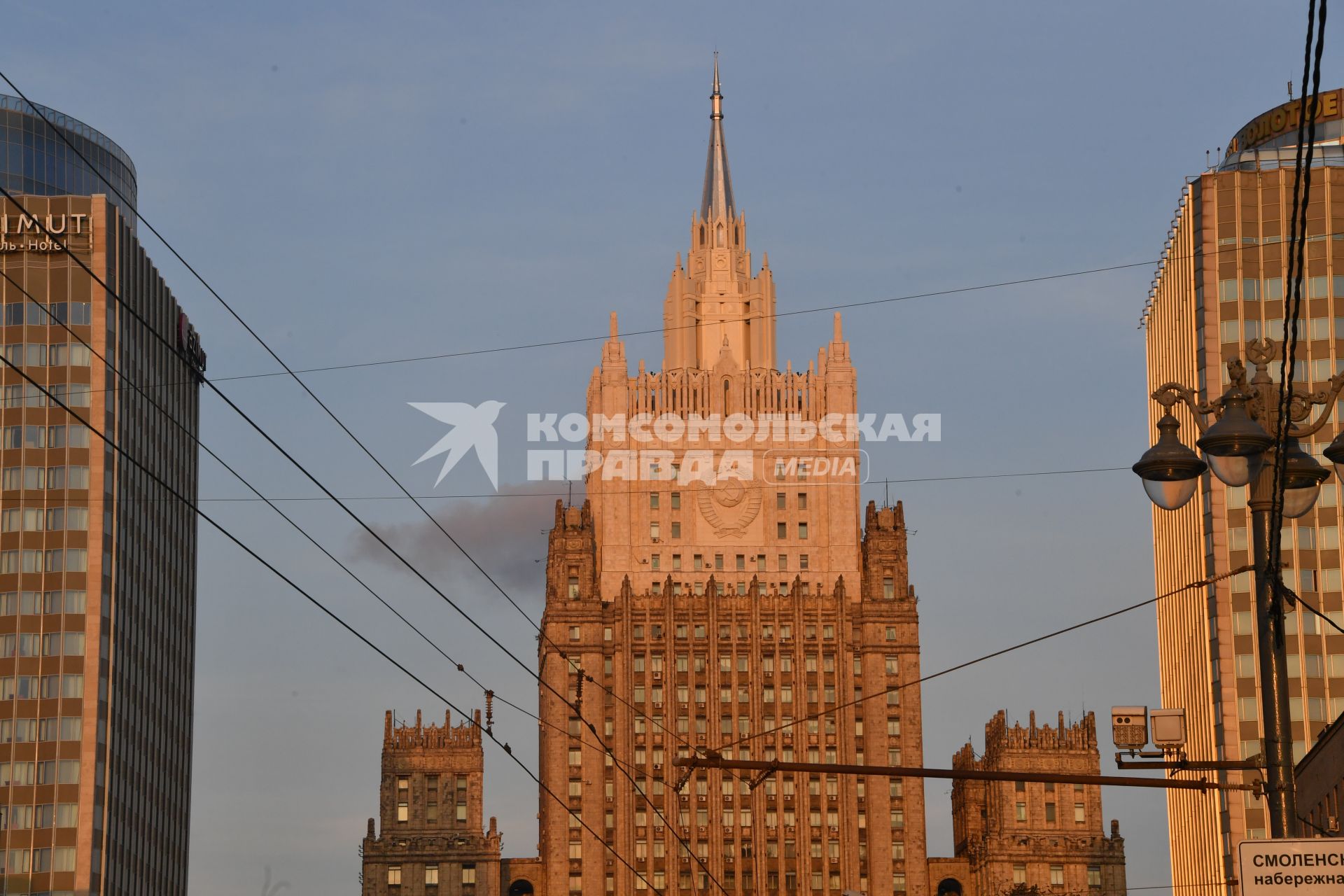 Москва. Вид на здание МИД РФ на Смоленской площади с отреставрированным шпилем.