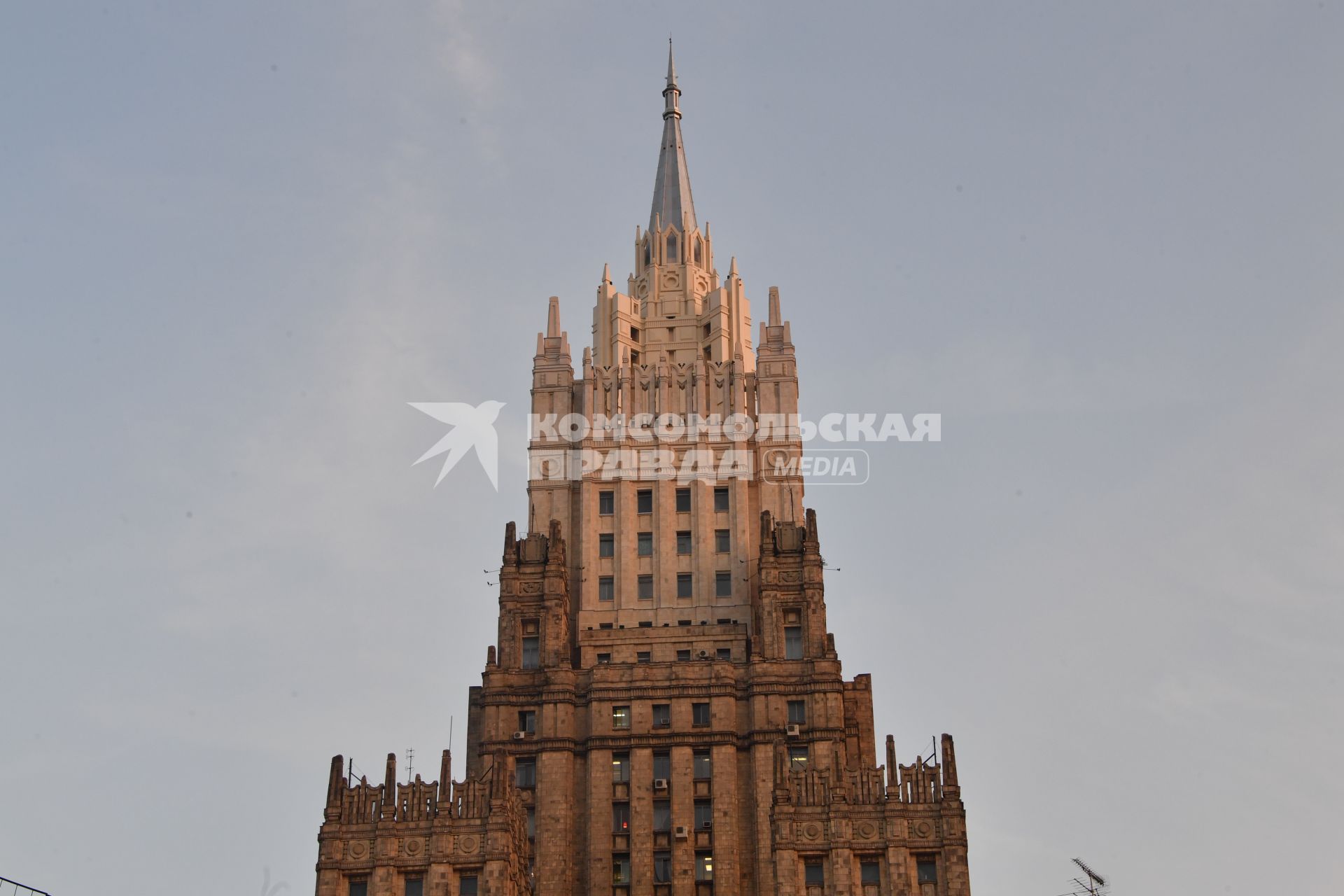 Москва. Вид на здание МИД РФ на Смоленской площади с отреставрированным шпилем.