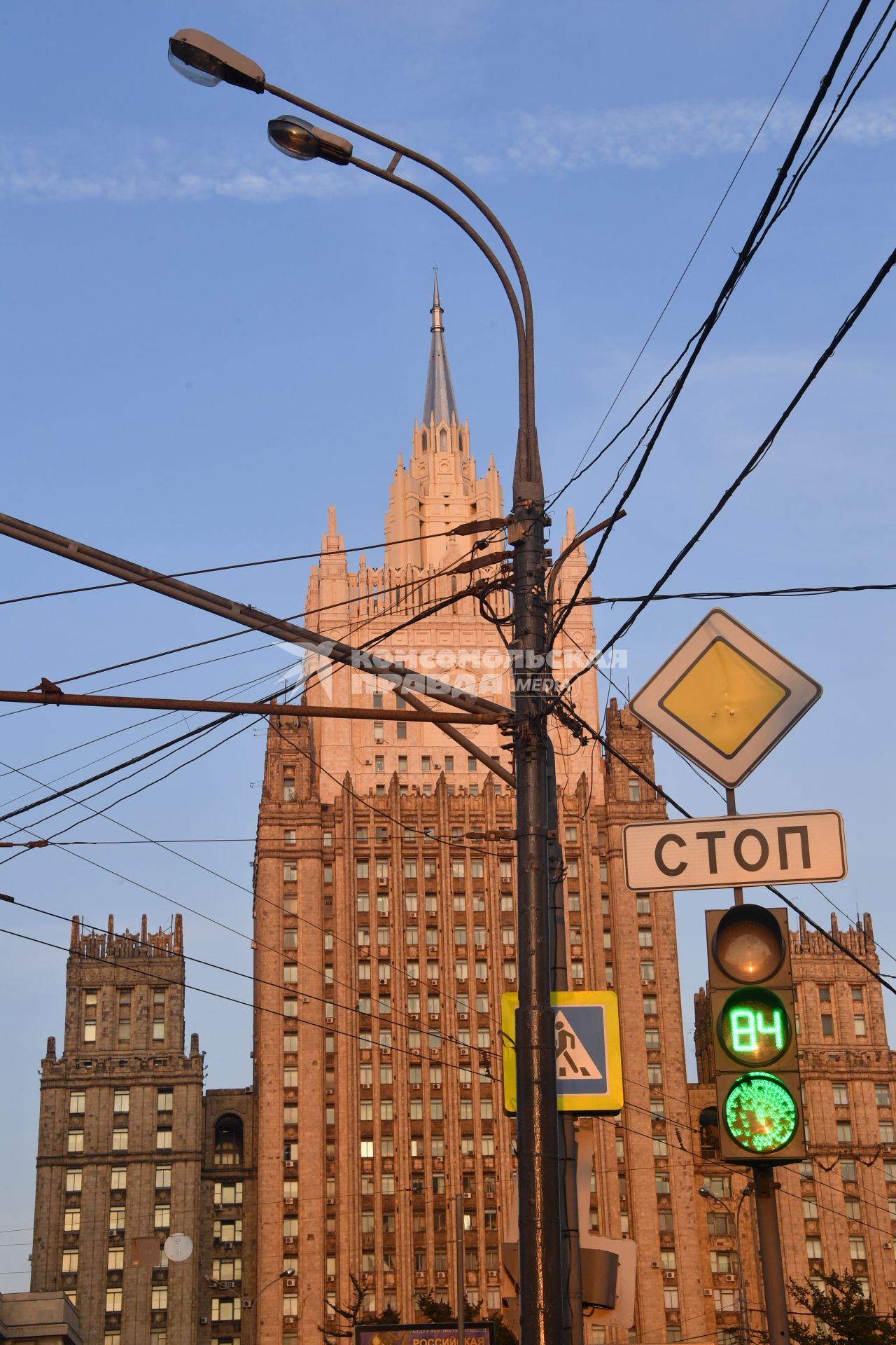 Москва. Вид на здание МИД РФ на Смоленской площади с отреставрированным шпилем.