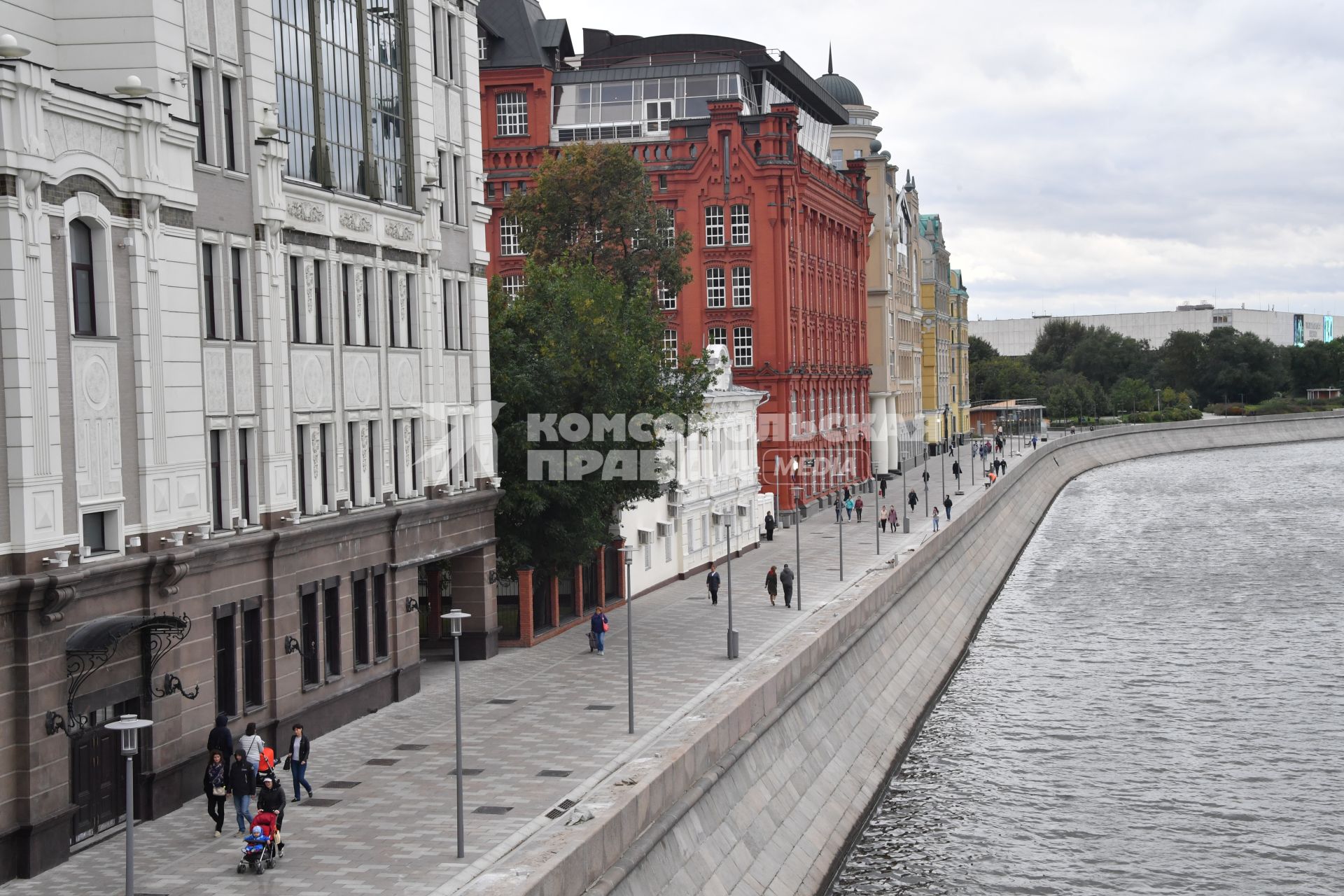 Москва.   Вид на Якиманскую набережную.