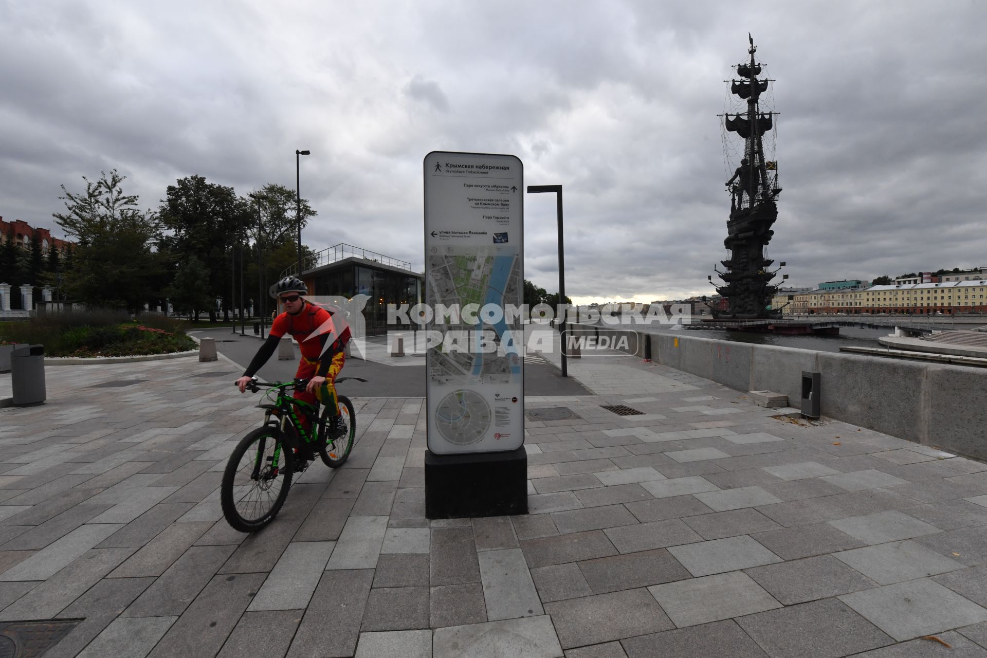 Москва. Велосипедист на Крымской набережной.