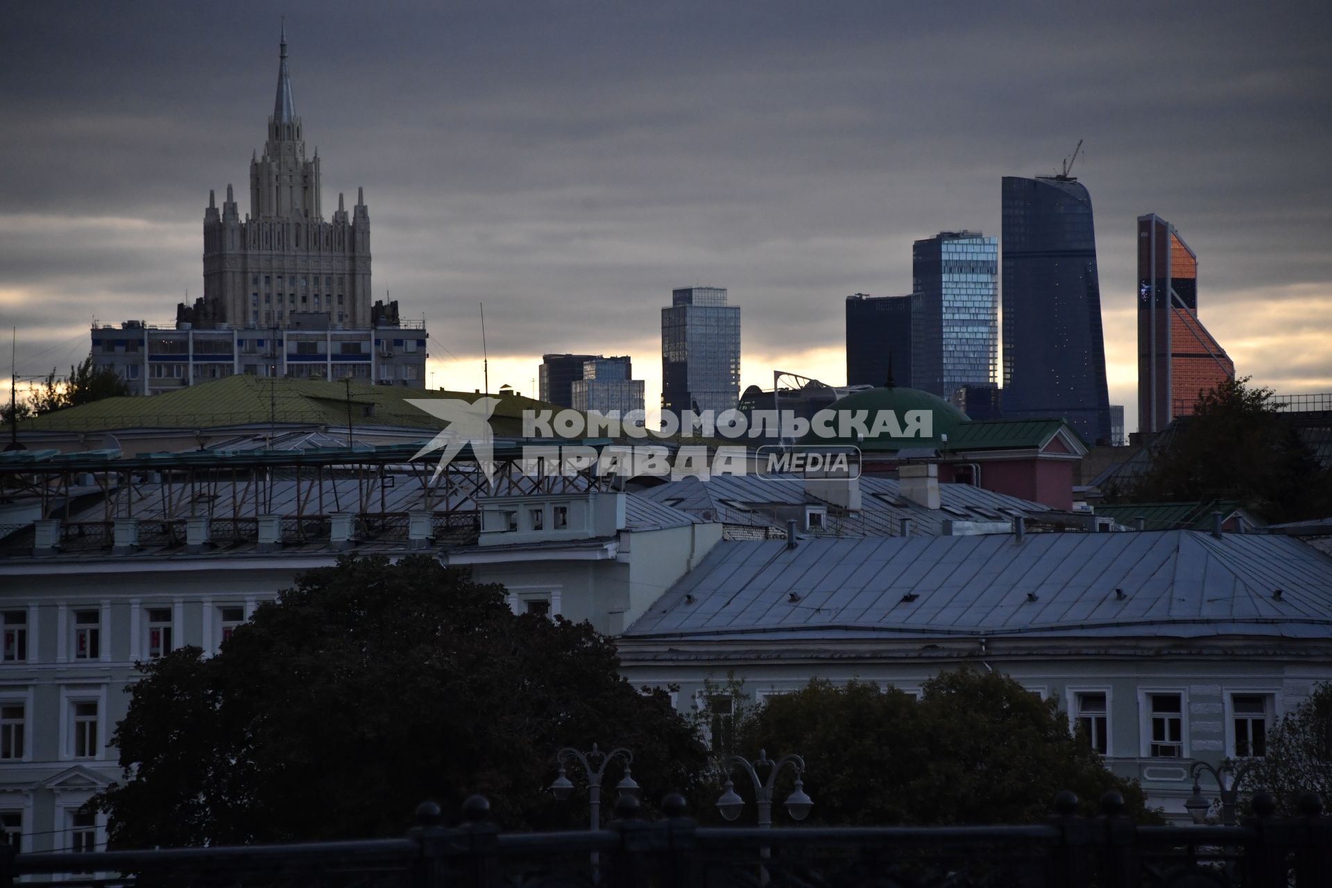 Москва.   Вид на здание МИДа.