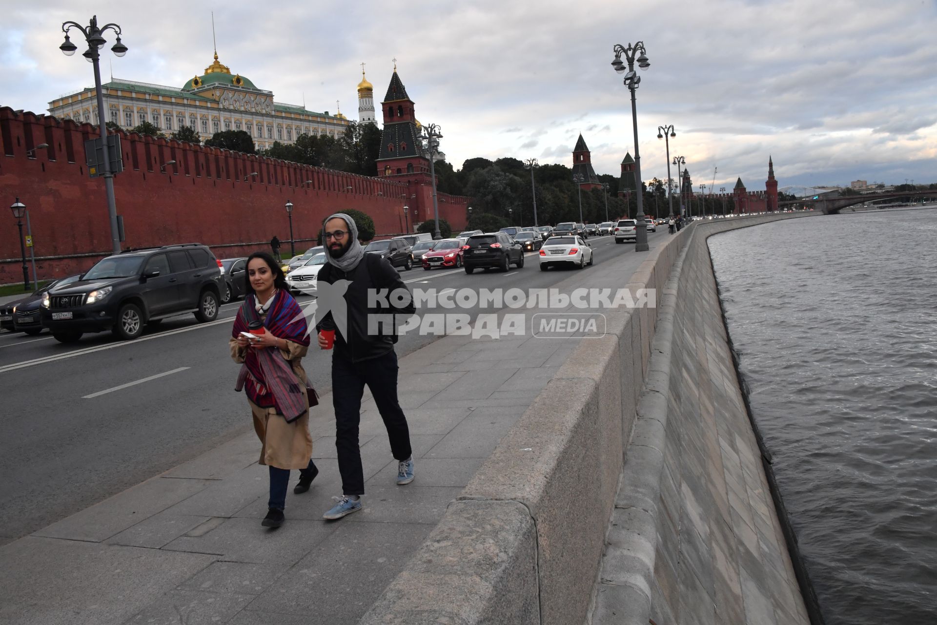 Москва.   Туристы на Кремлевской набережной.