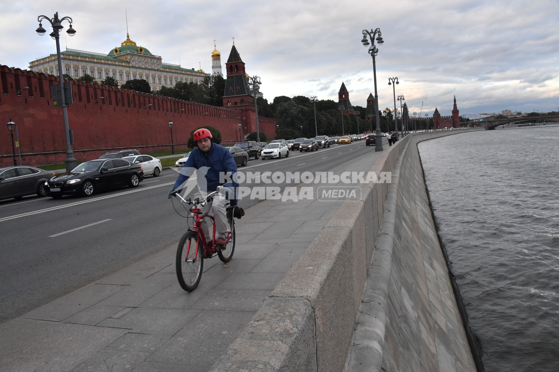 Москва.   Велосипедист на Кремлевской набережной.