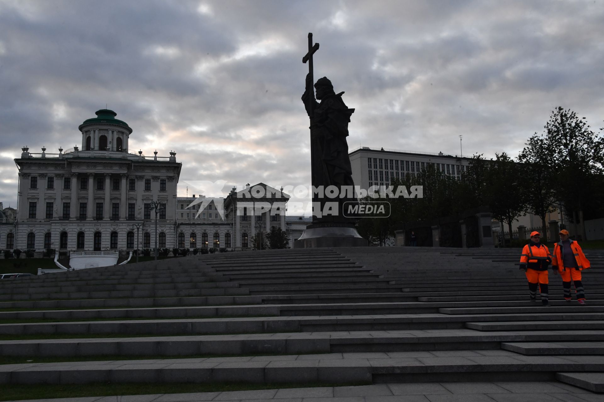 Москва.   Памятник князю Владимиру на Боровицкой площади.