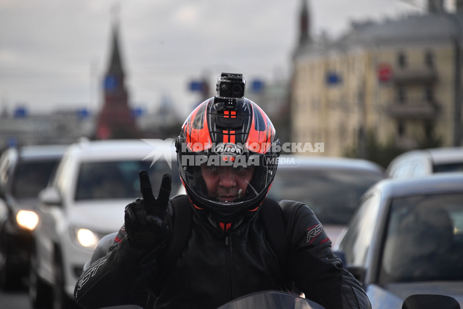 Москва.   Мотоциклист в шлеме с камерой видеорегистратора.