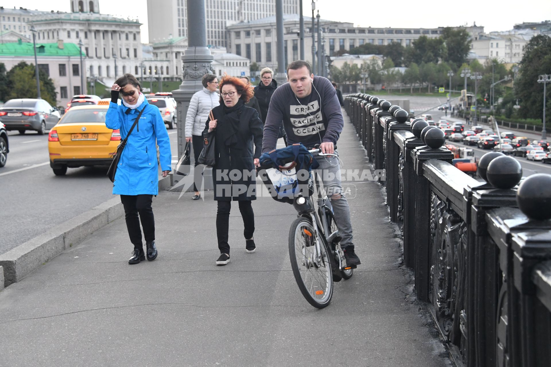 Москва.   Велосипедист на Большом Каменном мосту.