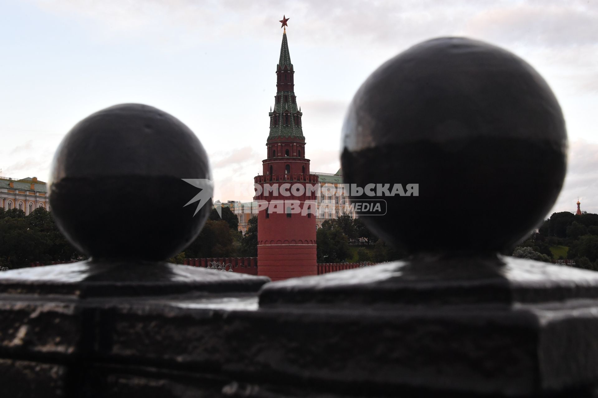 Москва.  Вид на Водовзводную башню Кремля.