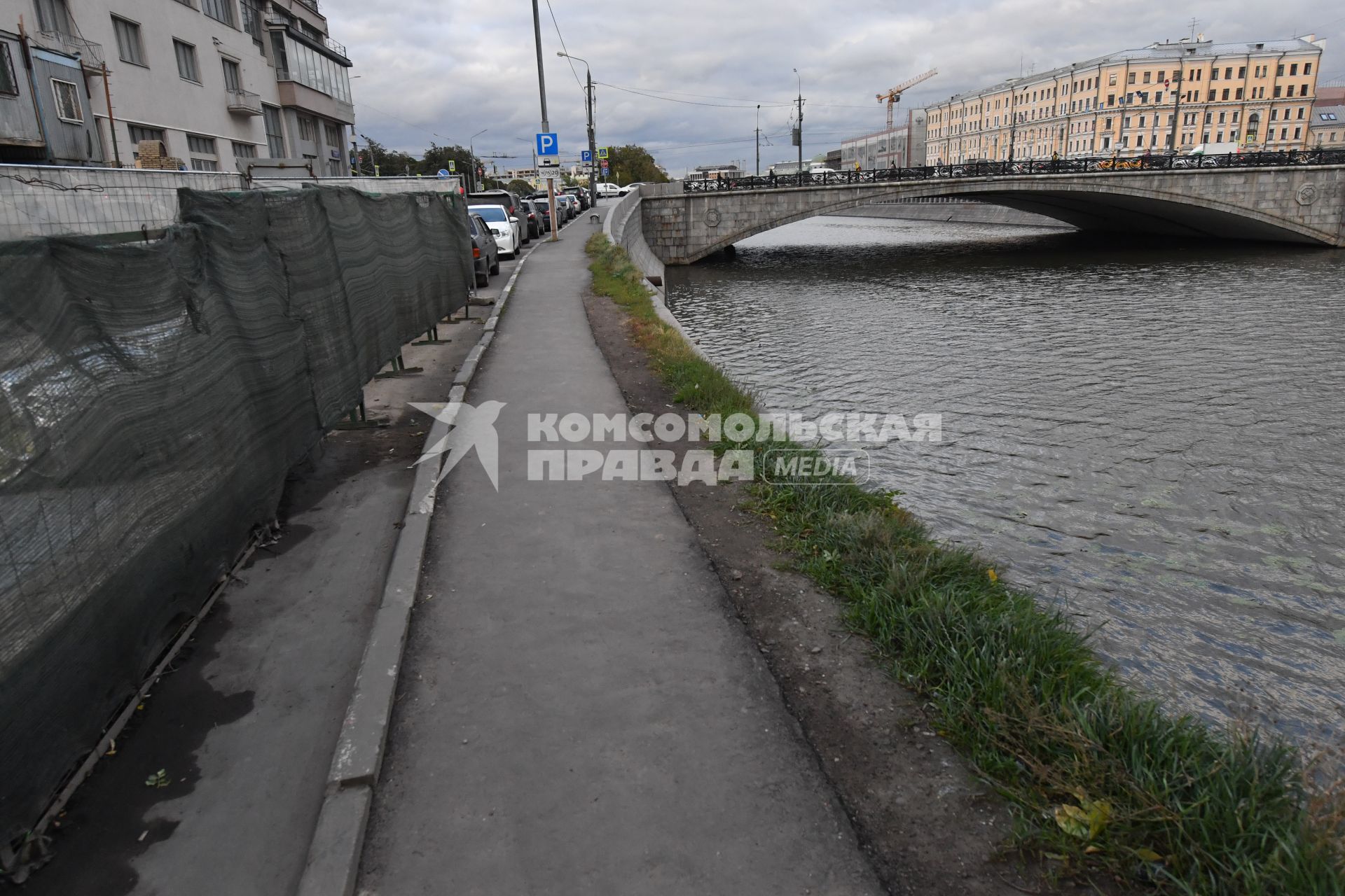 Москва.  Якиманская набережная, Малый каменный мост.