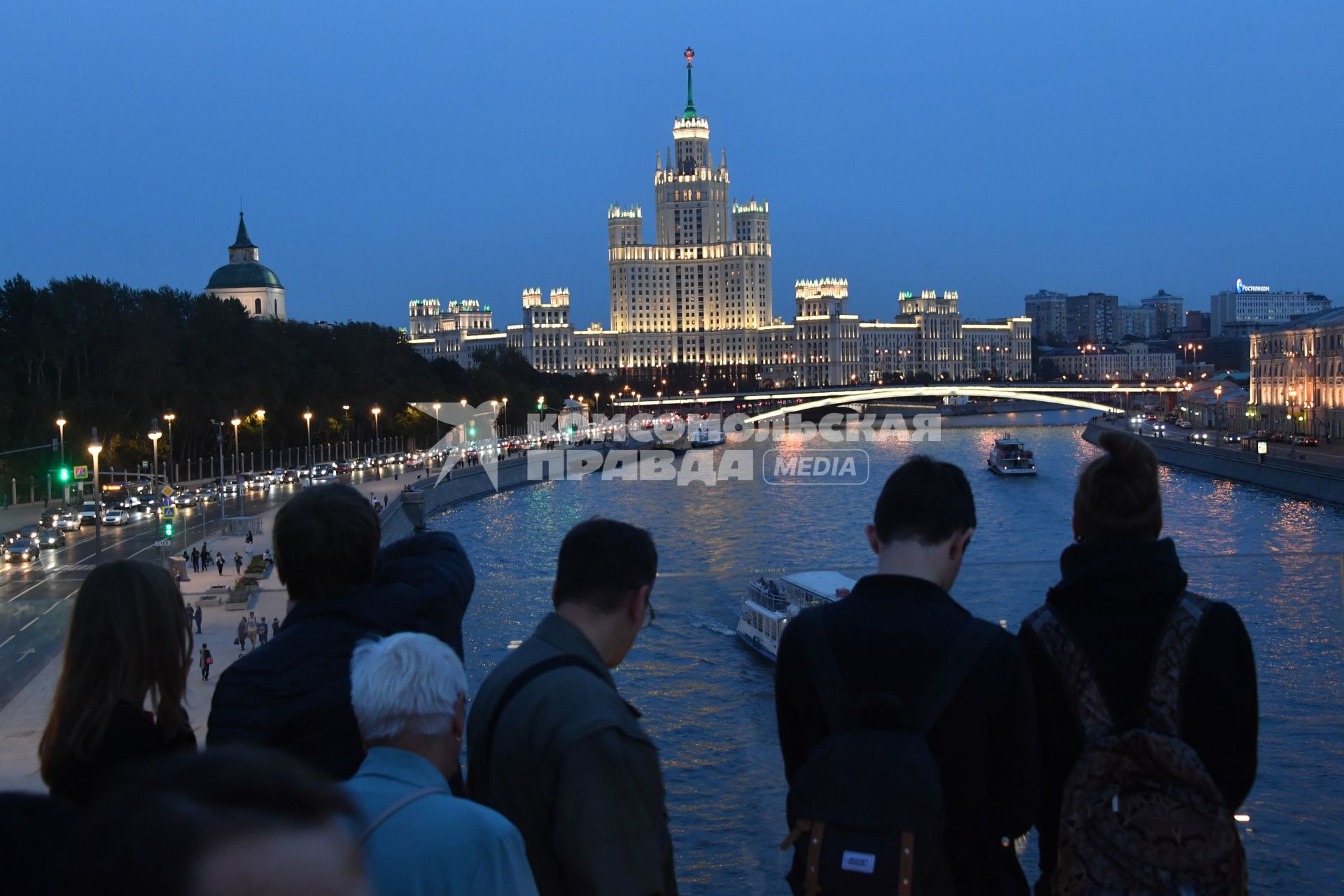 Москва. Посетители на территории парка `Зарядье`.