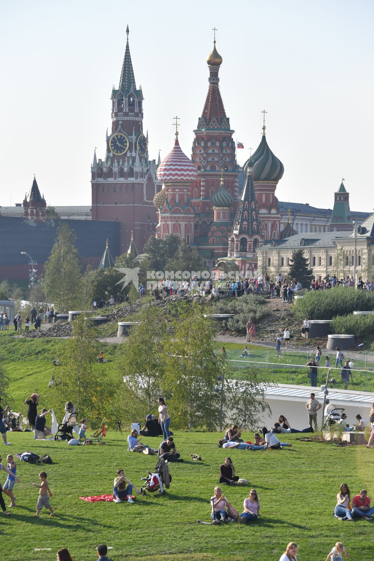 Москва. Посетители на территории парка `Зарядье`.