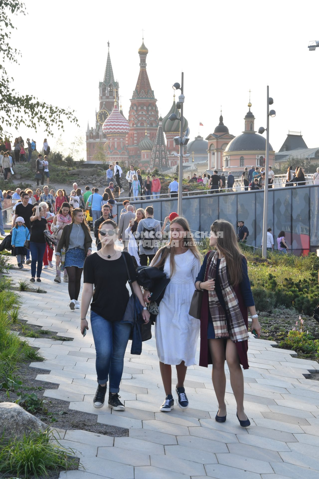 Москва. Посетители на территории парка `Зарядье`.