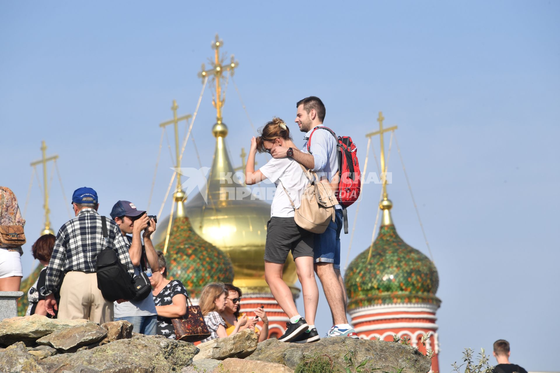 Москва. Посетители на территории парка `Зарядье`.