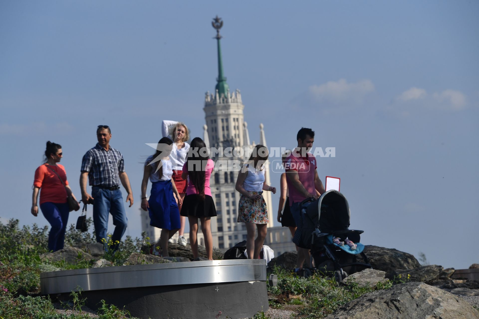 Москва. Посетители на территории парка `Зарядье`.