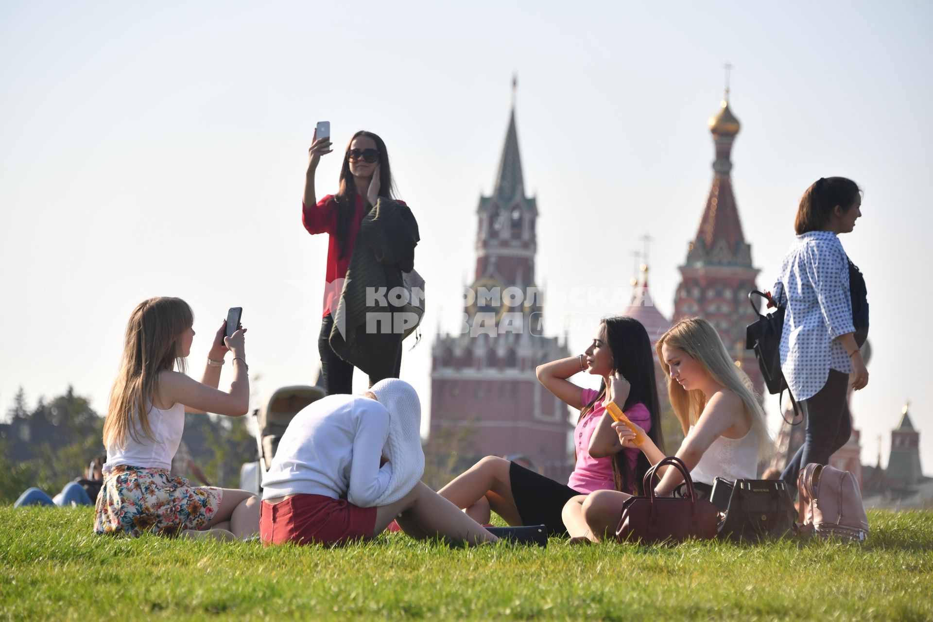 Москва. Посетители на территории парка `Зарядье`.