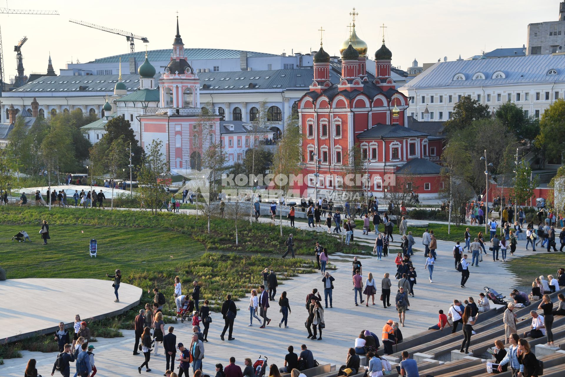 Москва. Собор Знаменского монастыря (в центре) на территории парка `Зарядье`.