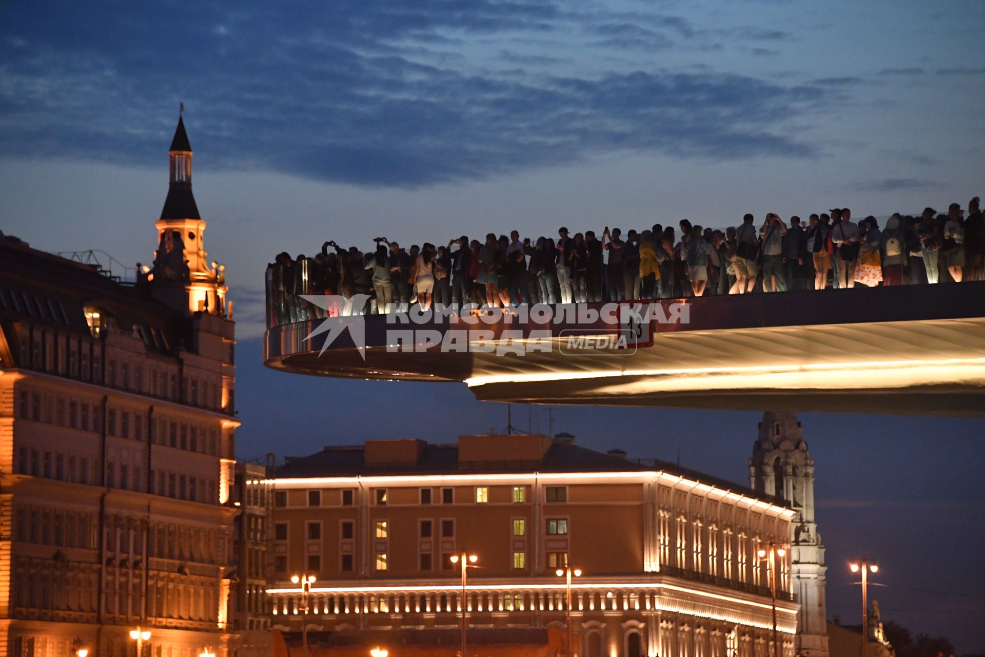 Москва. Посетители на `парящем` мосту на территории парка `Зарядье`.