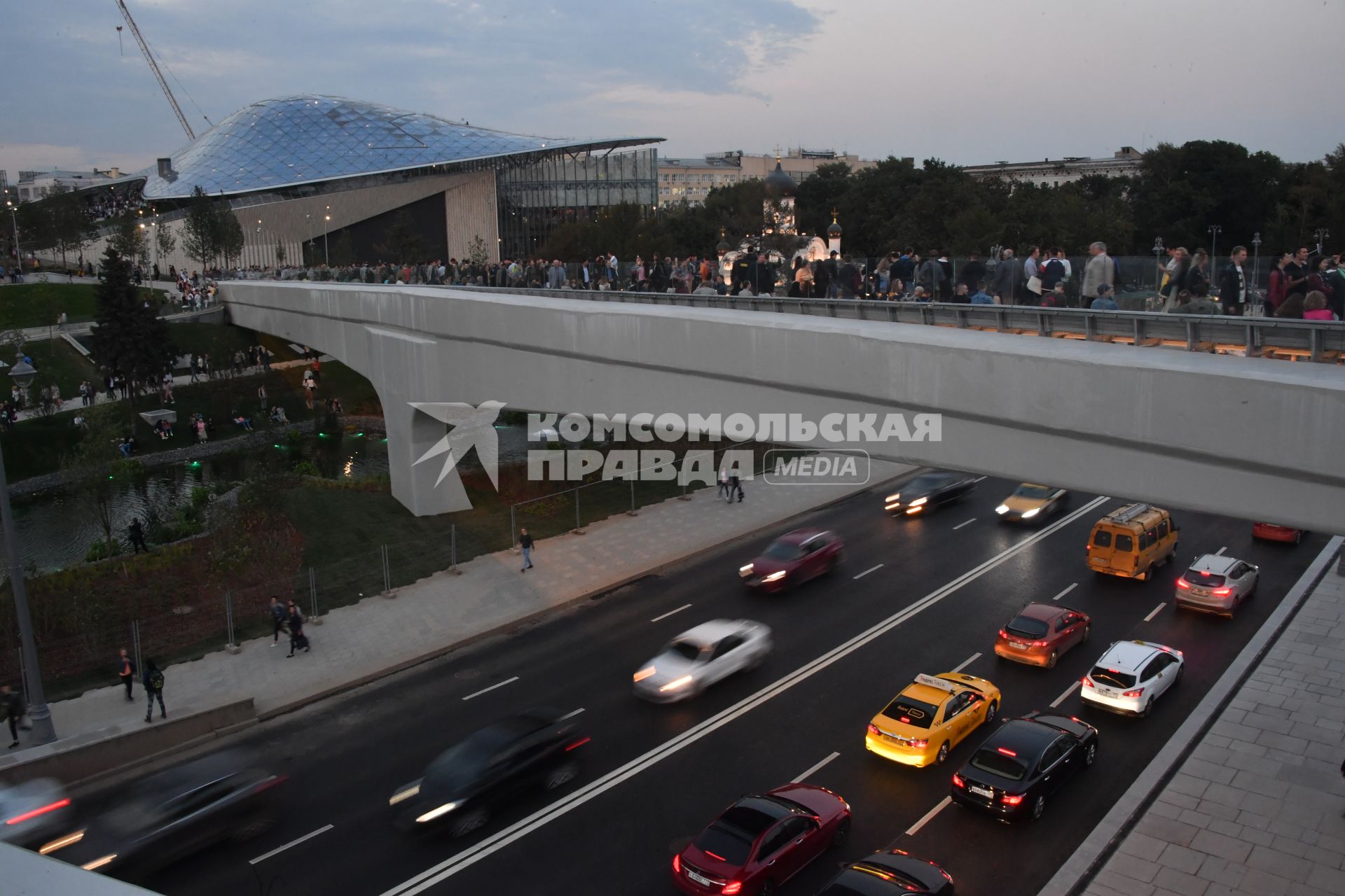 Москва. Посетители на `парящем` мосту на территории парка `Зарядье`.