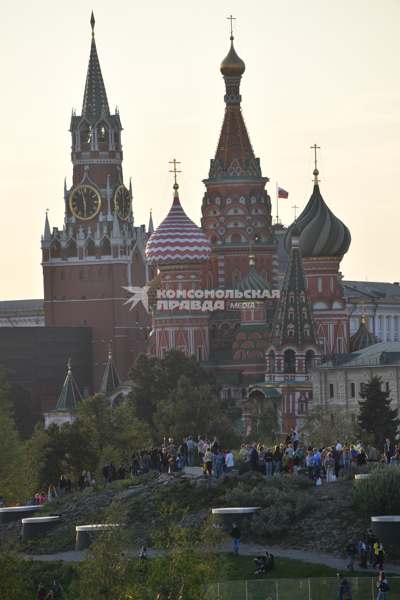 Москва. Посетители на территории парка `Зарядье`.