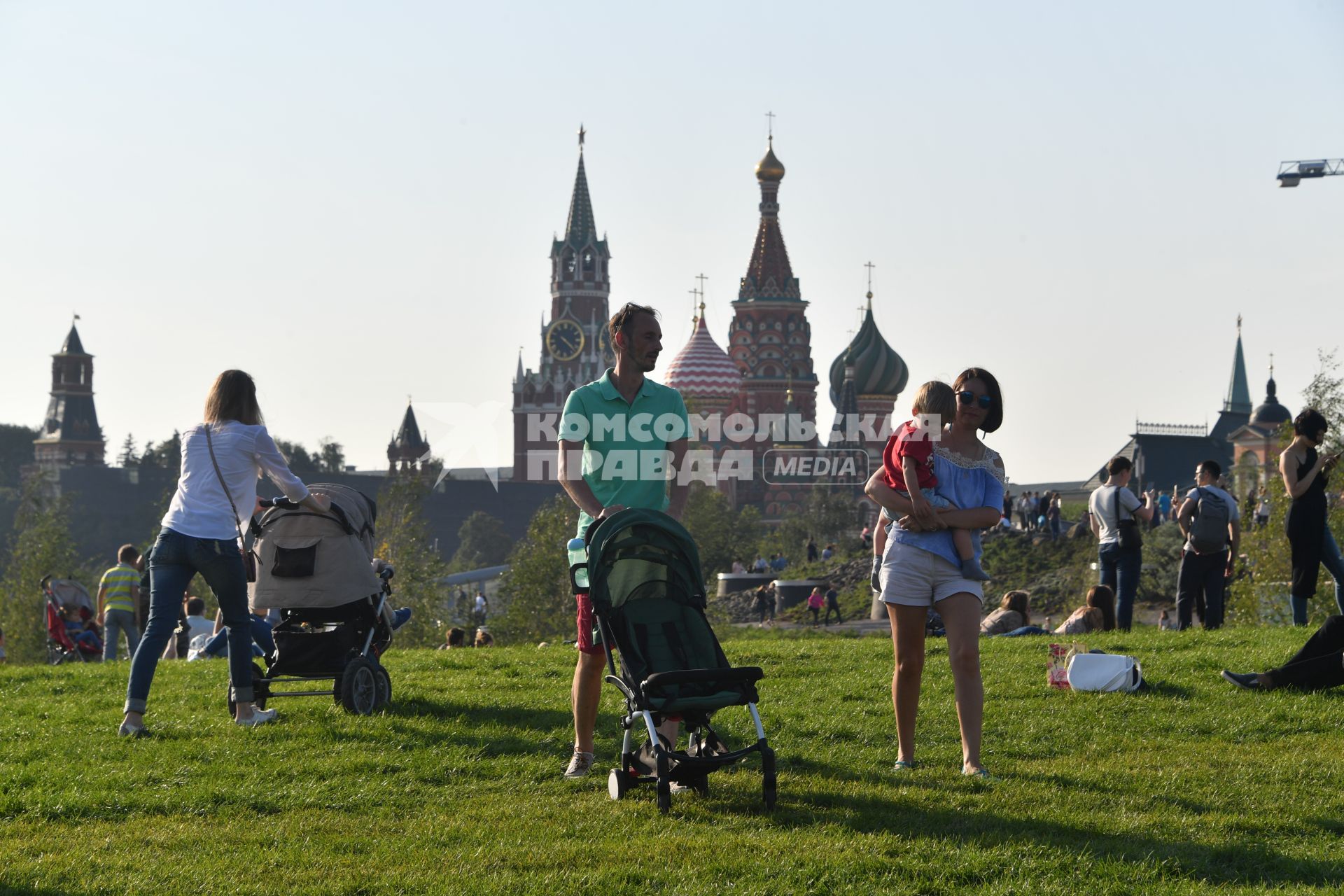 Москва. Посетители на территории парка `Зарядье`.