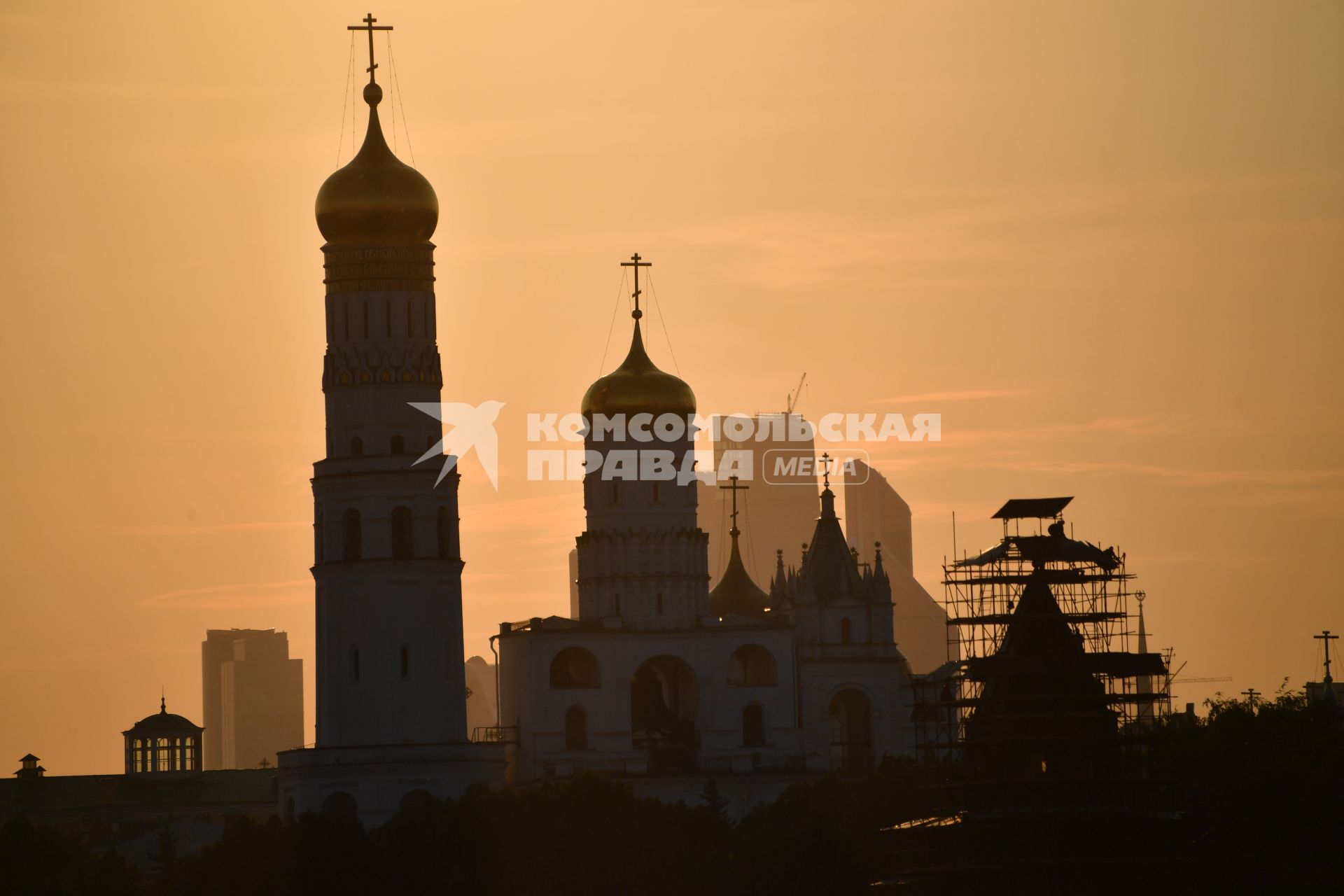 Москва. Вид на колокольню Ивана Великого с территории парка `Зарядье`.