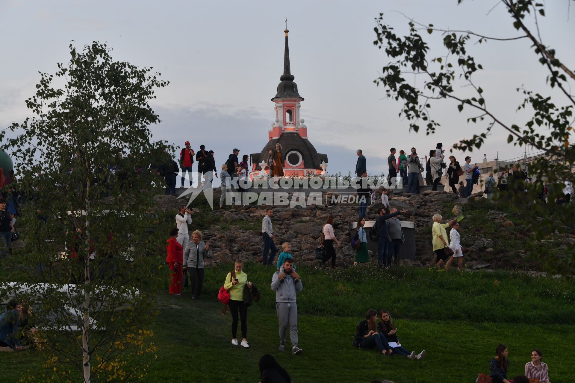 Москва. Посетители на территории парка `Зарядье`.