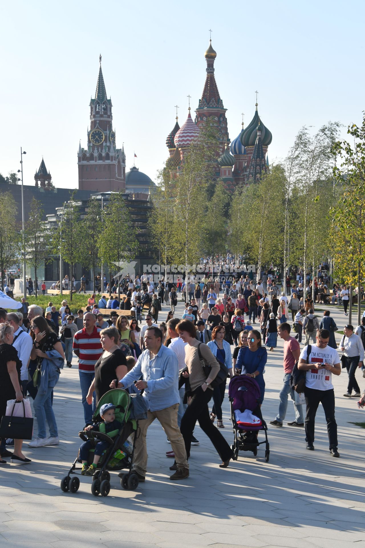 Москва. Посетители на территории парка `Зарядье`.