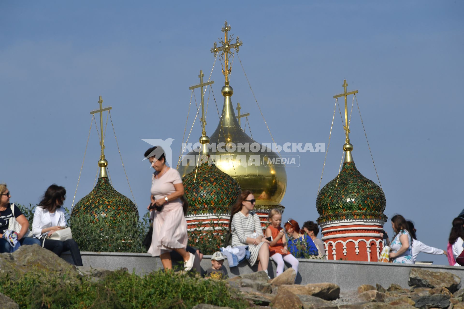 Москва. Посетители на территории парка `Зарядье`.