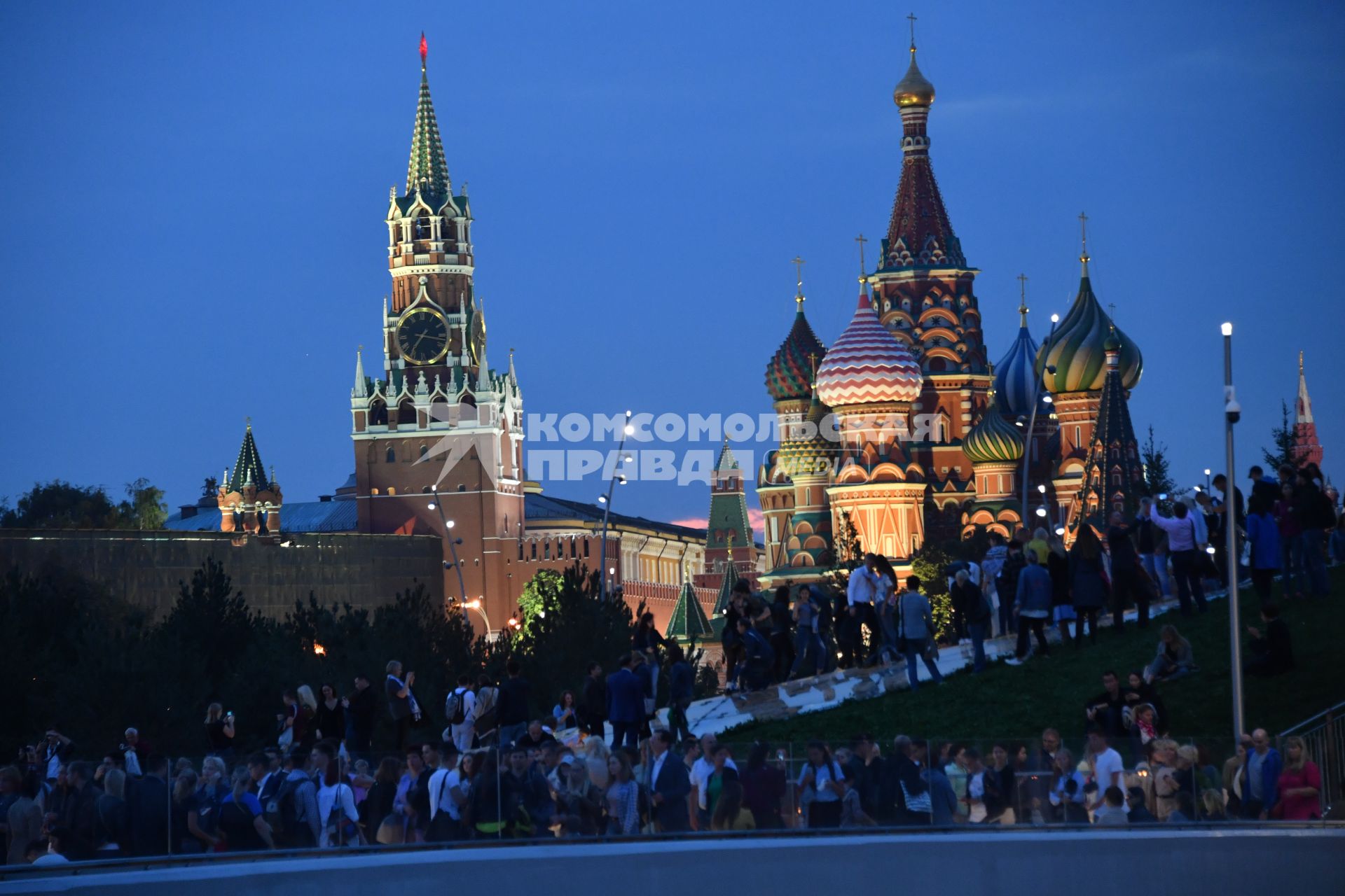 Москва. Посетители на территории парка `Зарядье`.