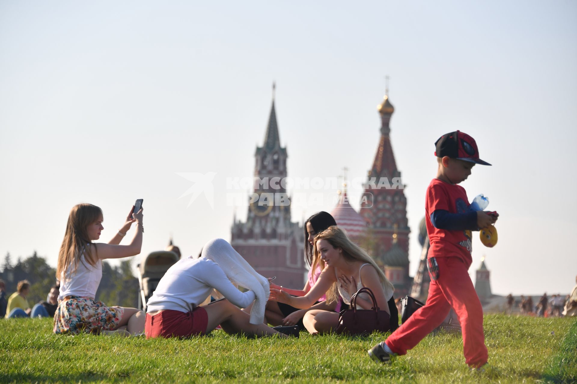 Москва. Посетители на территории парка `Зарядье`.