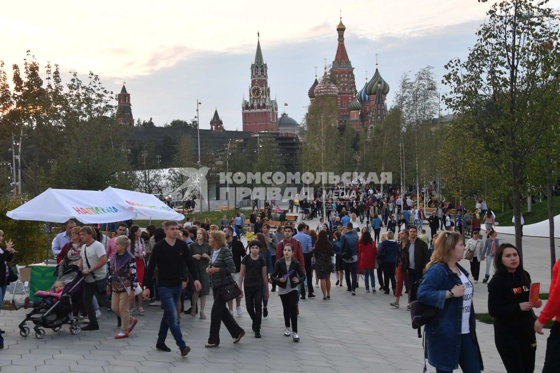 Москва. Посетители на территории парка `Зарядье`.