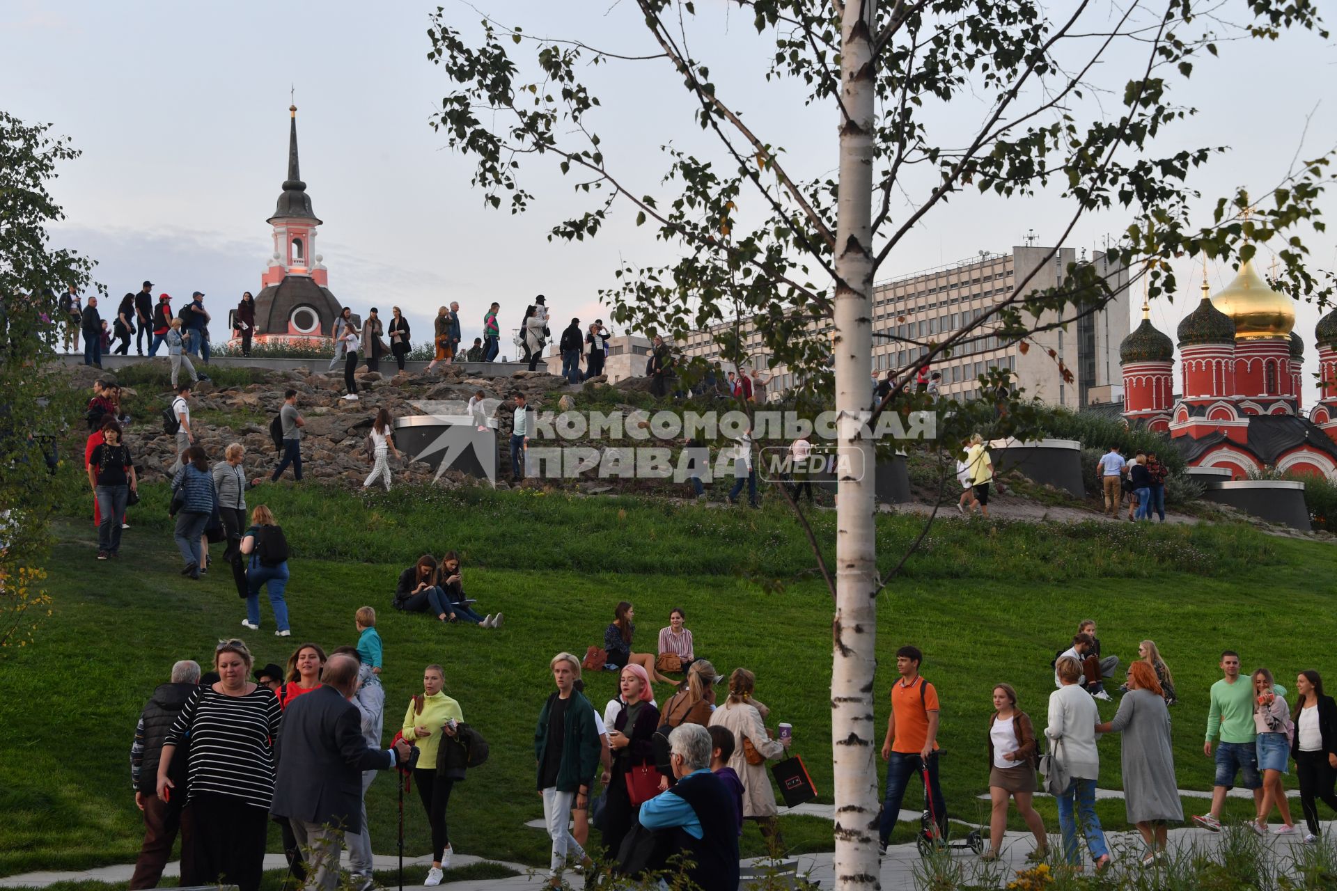 Москва. Посетители на территории парка `Зарядье`.